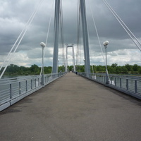 Пешеходный мост через второстепенное русло Енисея (впереди – остров Татышев)…