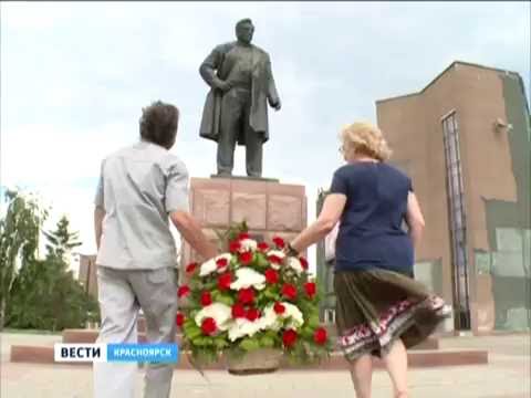 Красноярские писатели возложили цветы к памятнику Виктору Астафьеву