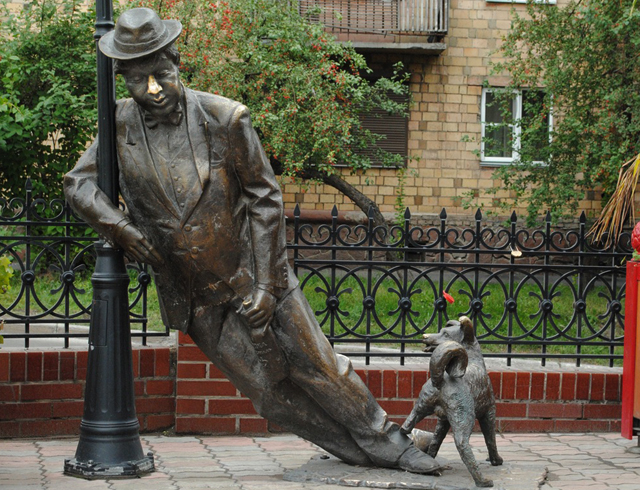 Скульптура «Мужчина с собачкой»