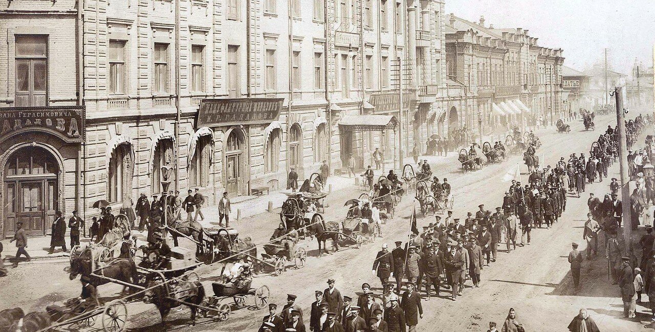 Праздничное шествие пожарников по Большой улице.1902