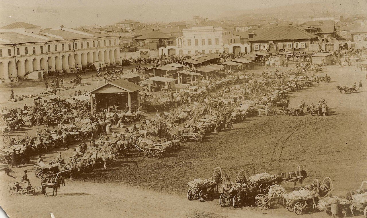 Старо-базарная площадь в юго-западной части с видом на гостиный двор. 1890-е