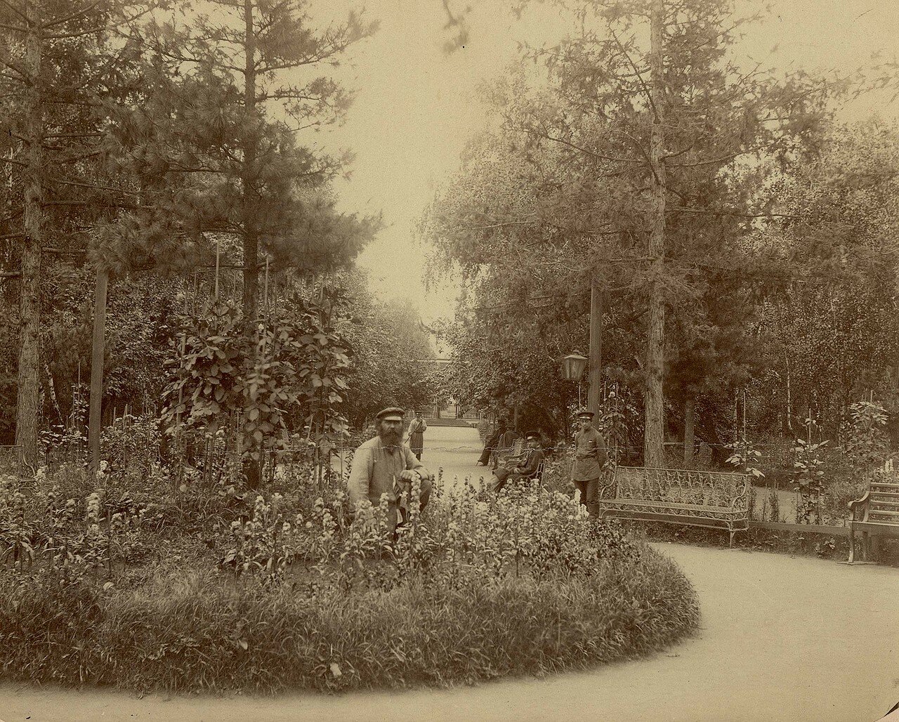 Главная аллея городского сада. 1890-е