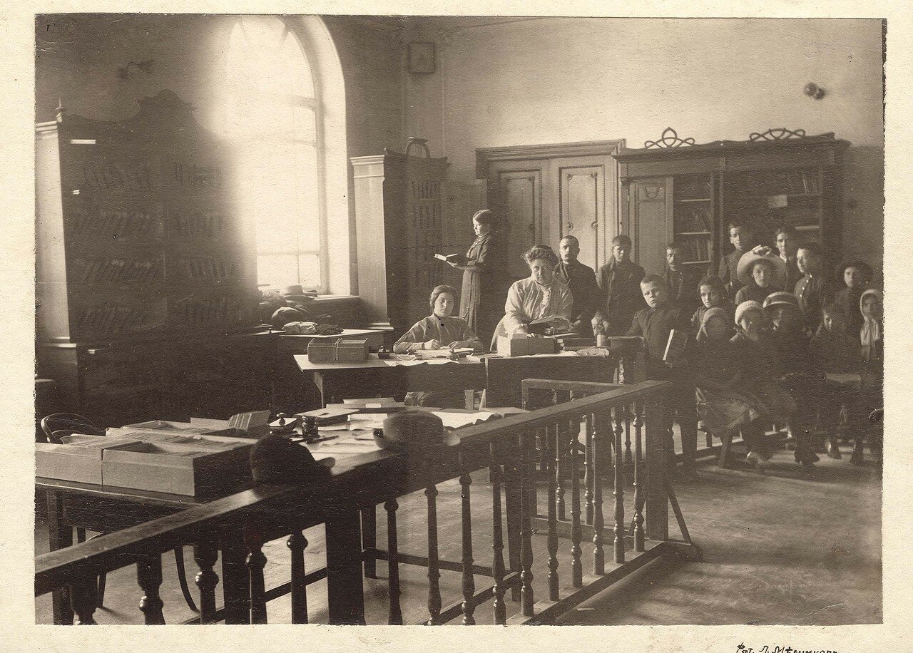 Интерьер комнаты бесплатной библиотеки-читальни Общества попечения о начальном образовании.1914