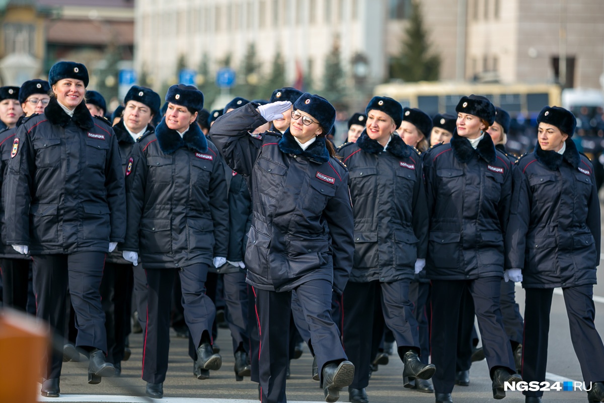 Как прошёл первый масштабный парад красноярской полиции в 20 кадрах (фоторепортаж)