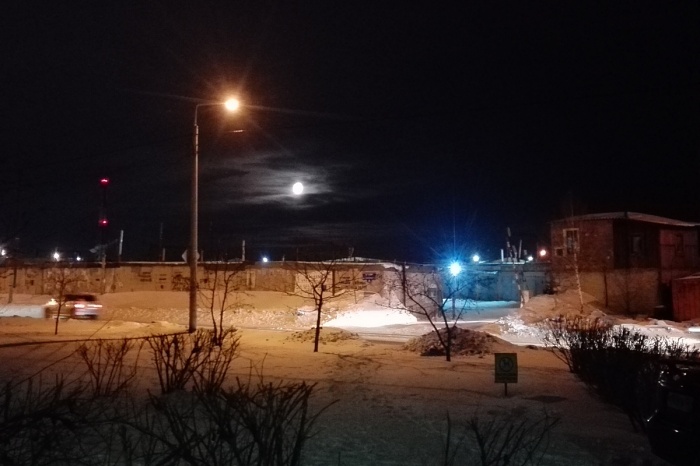 На фото трудно передать, что луна уже выглядит гораздо больше обычного