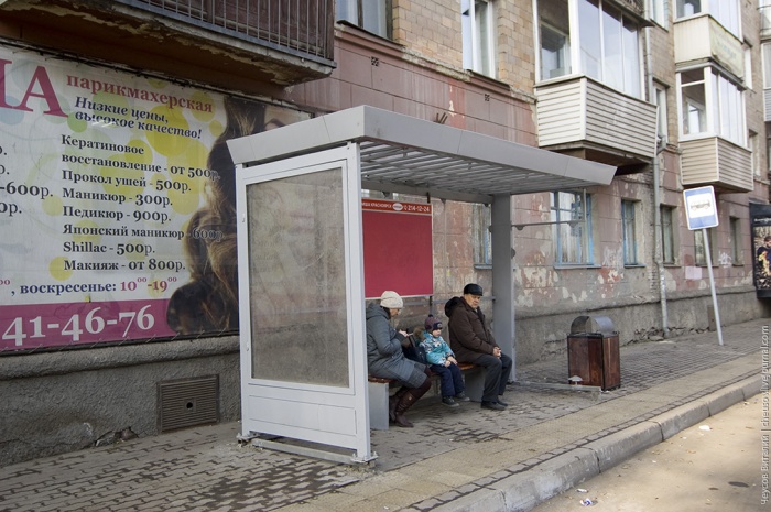 Красноярский общественник в деталях рассмотрел новый автобусный павильон и сравнил его с остановками зарубежных стран