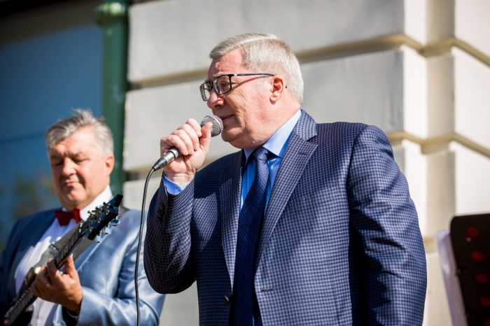 Виктор Толоконский поёт в Первомайском сквере Новосибирска на праздновании 80-летия области 16 сентября