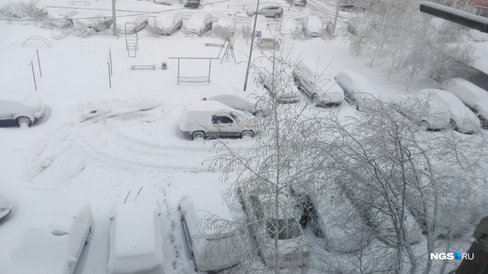 Утром 3 мая красноярцы застали улицы и машины заваленными снегом