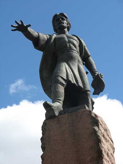 Памятник андрею дубенскому в красноярске описание